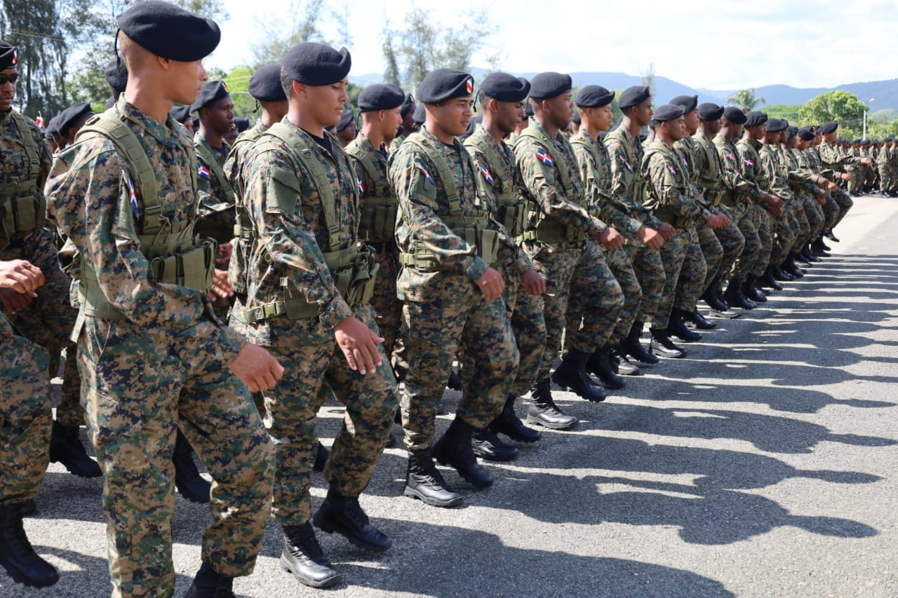 Ejército Dominicano despliega otros 800 soldados en la frontera para reforzar la seguridad nacional 5 El Ejército Dominicano despliega 800 soldados adicionales en la frontera para reforzar la seguridad nacional. Conoce los detalles del operativo y las autoridades presentes en la ceremonia.