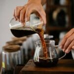 Desmienten el principal mito sobre el café: el ritual podría ser más importante que la cafeína 6 Un estudio revela que el efecto energizante del café podría depender más del ritual que de la cafeína.