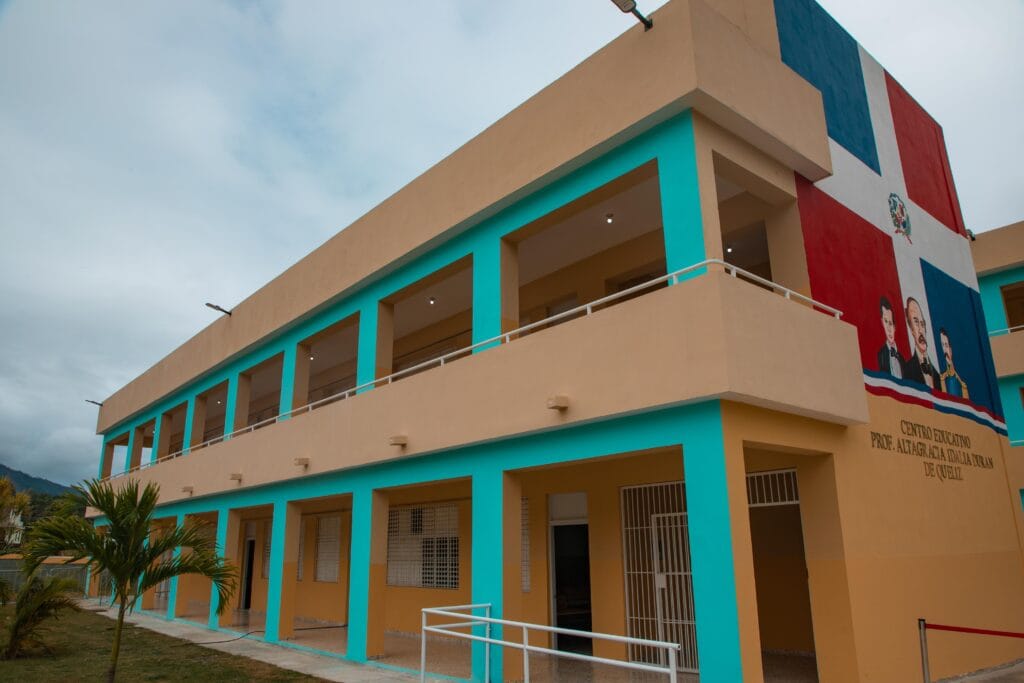 Presidente Abinader inaugura Liceo Experimental y subcentro de la UASD, que beneficiará 1,235 estudiantes; entrega asfaltado de más de 8.6 kilómetros de calles, en Constanza 7 Presidente Abinader inaugura Liceo Experimental y subcentro de la UASD, que beneficiará 1,235 estudiantes; entrega asfaltado de más de 8.6 kilómetros de calles, en Constanza