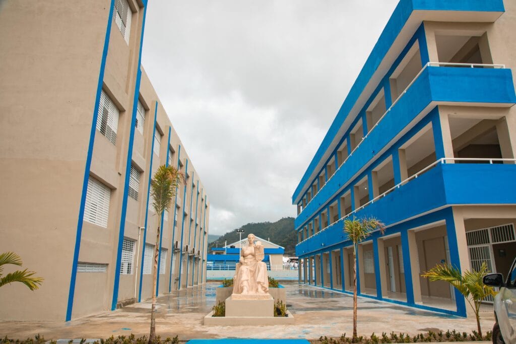 Presidente Abinader inaugura Liceo Experimental y subcentro de la UASD, que beneficiará 1,235 estudiantes; entrega asfaltado de más de 8.6 kilómetros de calles, en Constanza 8 Presidente Abinader inaugura Liceo Experimental y subcentro de la UASD, que beneficiará 1,235 estudiantes; entrega asfaltado de más de 8.6 kilómetros de calles, en Constanza