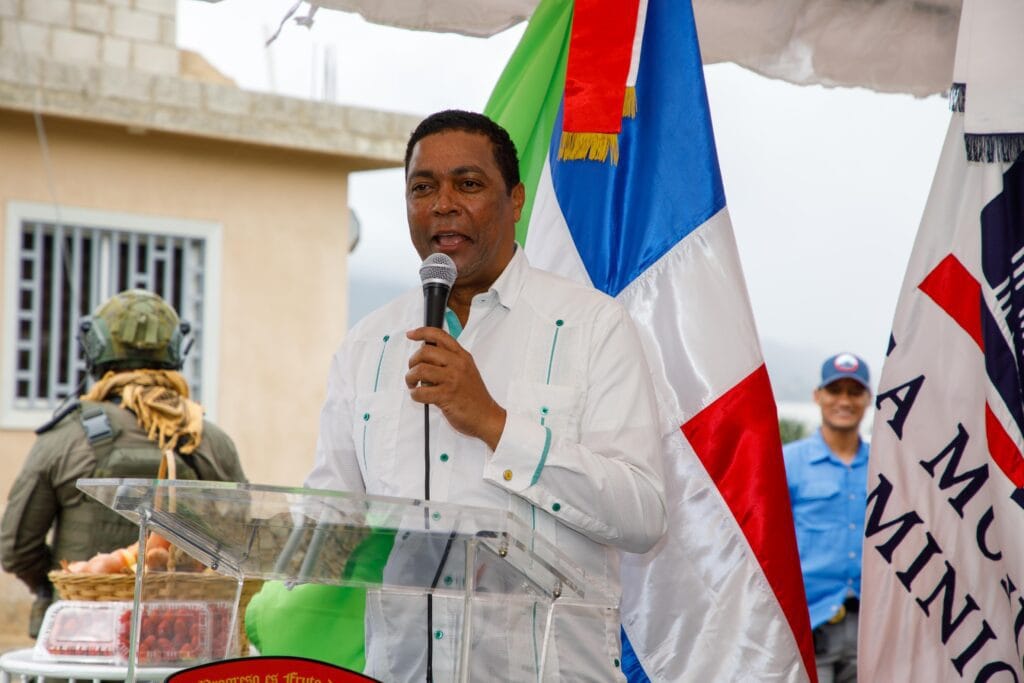 Presidente Abinader inaugura Liceo Experimental y subcentro de la UASD, que beneficiará 1,235 estudiantes; entrega asfaltado de más de 8.6 kilómetros de calles, en Constanza 6 Presidente Abinader inaugura Liceo Experimental y subcentro de la UASD, que beneficiará 1,235 estudiantes; entrega asfaltado de más de 8.6 kilómetros de calles, en Constanza