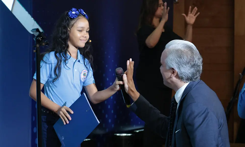 Gobierno dominicano busca que 400 mil estudiantes dominen el inglés para 2028 5 Ministro de Educación presenta plan 2025-2028 para fortalecer el bilingüismo y mejorar la calidad educativa en República Dominicana.