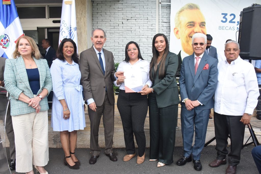 Gobierno entrega 664 nuevas becas internacionales y supera las 10 mil en cinco años de gestión 5 El MESCyT otorga 664 becas internacionales para maestrías en 6 países, superando las 10,000 becas en 5 años. Jóvenes de provincias vulnerables estudiarán en universidades de España, EE.UU., México y más.