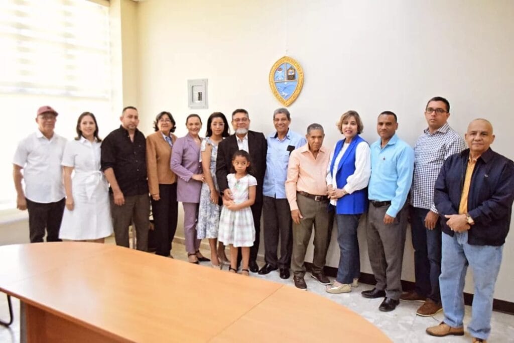 Maestros Félix Sención y Carlos Andújar donan libros y rotulan anaqueles en la Biblioteca Juan Bosch de la UASD Santiago 11 Maestros Félix Sención y Carlos Andújar donan libros y rotulan anaqueles en la Biblioteca Juan Bosch de la UASD Santiago