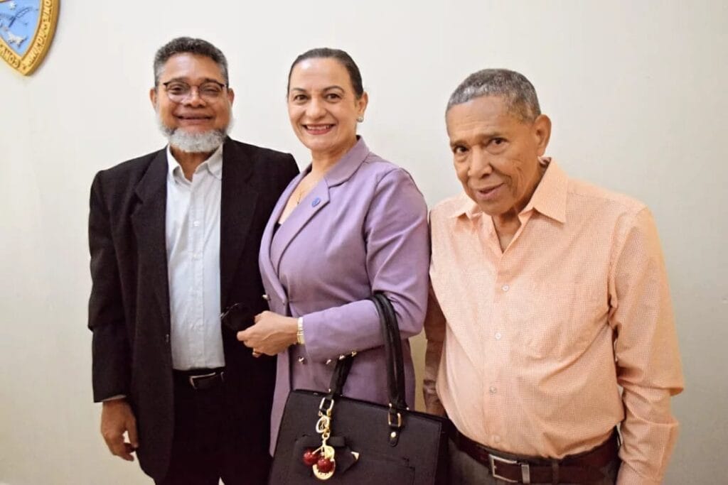 Maestros Félix Sención y Carlos Andújar donan libros y rotulan anaqueles en la Biblioteca Juan Bosch de la UASD Santiago 6 Maestros Félix Sención y Carlos Andújar donan libros y rotulan anaqueles en la Biblioteca Juan Bosch de la UASD Santiago