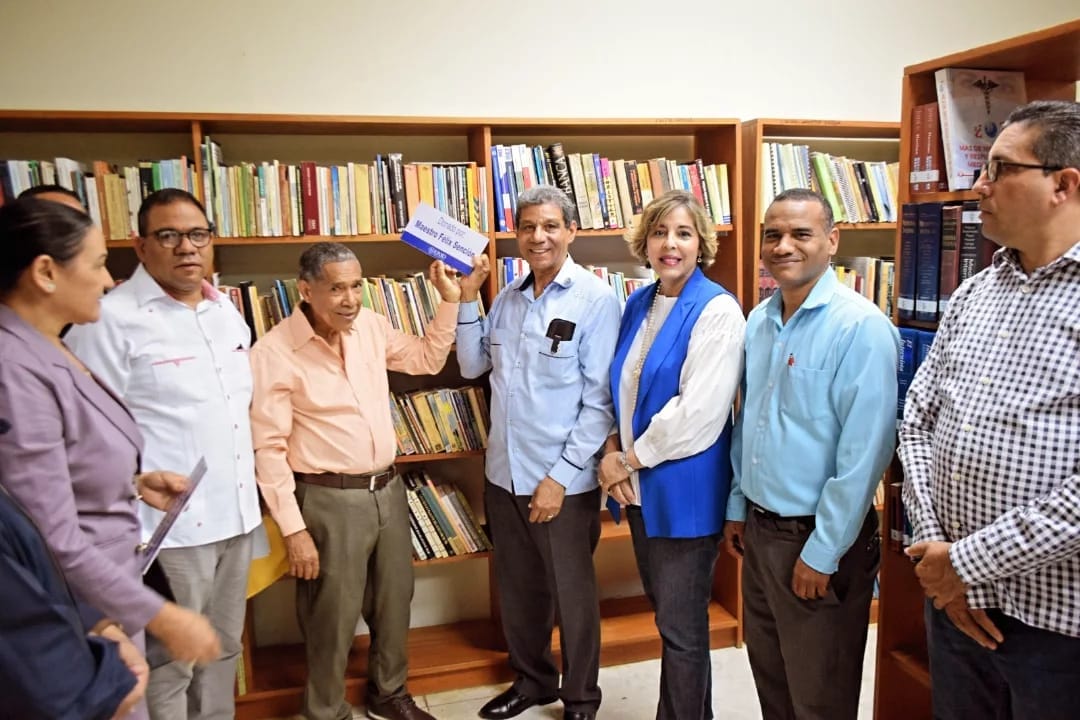 Maestros Félix Sención y Carlos Andújar donan libros y rotulan anaqueles en la Biblioteca Juan Bosch de la UASD Santiago 5