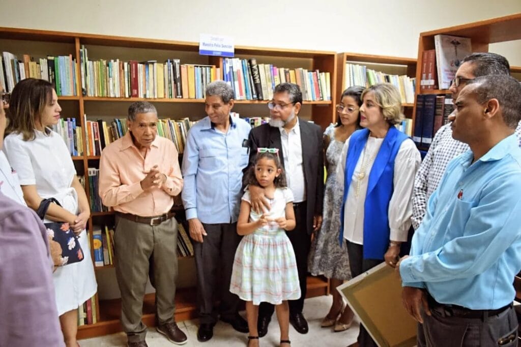 Maestros Félix Sención y Carlos Andújar donan libros y rotulan anaqueles en la Biblioteca Juan Bosch de la UASD Santiago 9 Maestros Félix Sención y Carlos Andújar donan libros y rotulan anaqueles en la Biblioteca Juan Bosch de la UASD Santiago