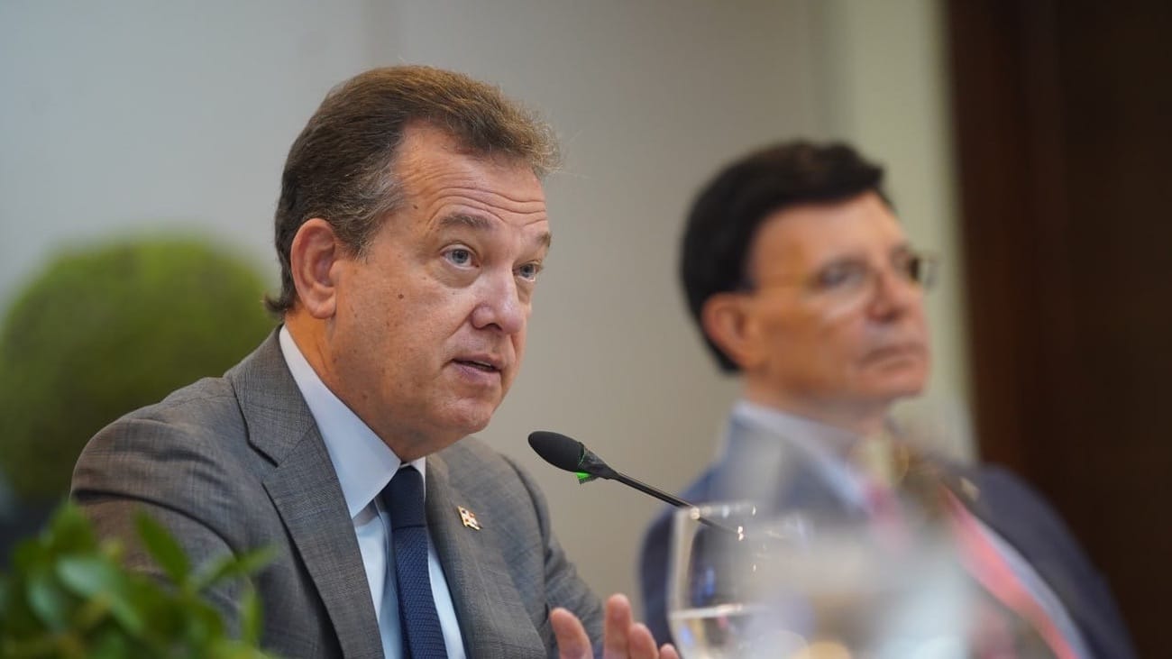 Ministro Ito Bisonó: “Hoy tenemos una industria más fuerte, competitiva y priorizada a nivel de Gobierno” 5 El ministro de Industria, Víctor "Ito" Bisonó, destaca el crecimiento del sector industrial en RD, con aumento en empleos, exportaciones y colaboración público-privada. Conoce los avances y estrategias del MICM.