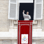 El papa León XIV critica el rearme global y los conflictos actuales, instando a la paz y al diálogo en un discurso ante la ROACO.