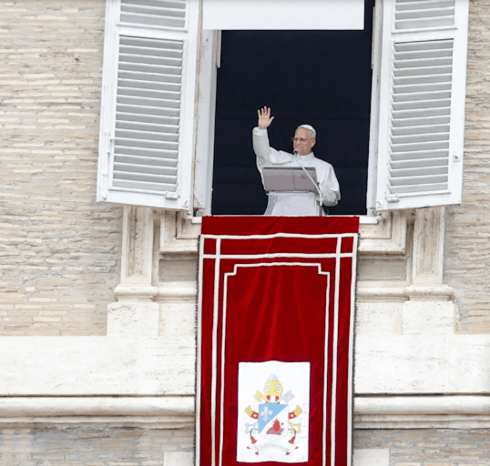 Papa León XIV denuncia la propaganda bélica y el gasto militar: "Alimenta odio y venganza" 5 El papa León XIV critica el rearme global y los conflictos actuales, instando a la paz y al diálogo en un discurso ante la ROACO.