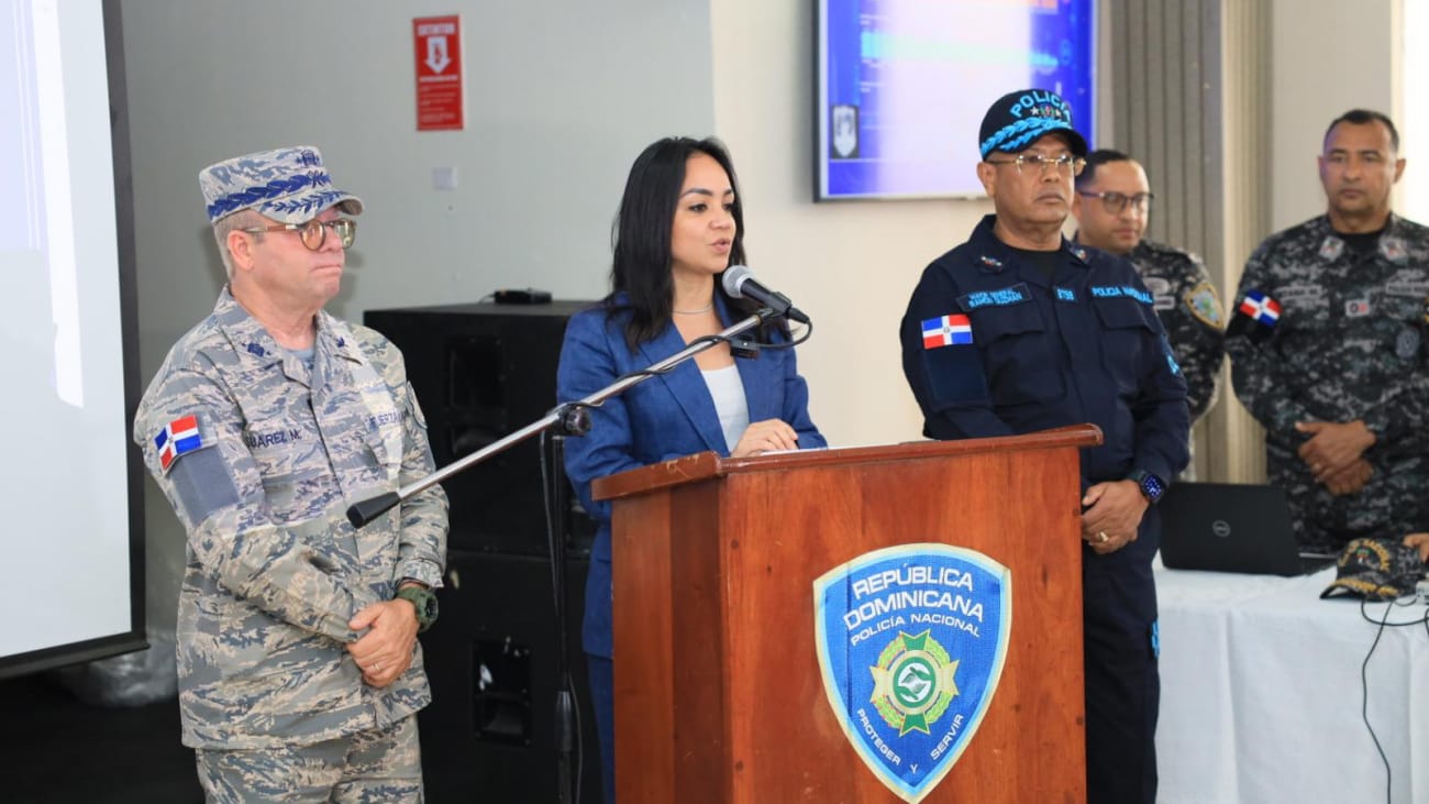 Fuerza de Tarea Conjunta reporta disminución de robos, más arrestos y decomiso de armas en operativos 5 La Fuerza de Tarea Conjunta redujo robos, ejecutó miles de órdenes judiciales y decomisó armas, según el informe presentado por el gobierno.
