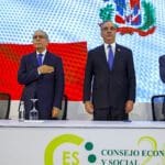 Presidente Abinader convoca a la unidad nacional ante crisis de Haití: “Este es un deber que trasciende generaciones y colores políticos” 6 El presidente Luis Abinader llama a la unidad nacional para enfrentar la crisis en Haití, promoviendo consenso político, seguridad migratoria y comercio bilateral. Conoce los detalles de su estrategia.
