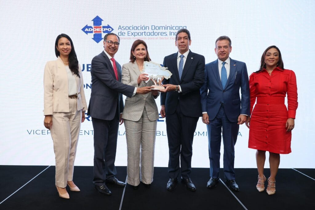 "Las mujeres del Cibao serán protagonistas del desarrollo exportador", afirma Raquel Peña 6