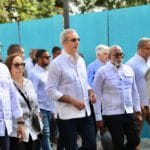 Presidente Abinader enumera las obras que ha estado construyendo su gobierno y que transformarán la provincia Santiago 7 El presidente Luis Abinader detalla las obras clave de su gobierno en Santiago, incluyendo transporte (monorriel, teleférico), salud (remodelación del Hospital Cabral y Báez), infraestructura vial, saneamiento de la Cañada de Gurabo y más. Conoce cómo estas inversiones mejoran la calidad de vida.