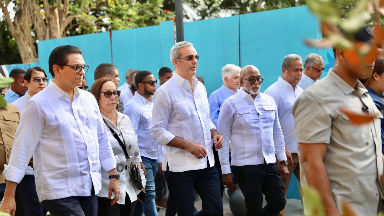 Presidente Abinader enumera las obras que ha estado construyendo su gobierno y que transformarán la provincia Santiago 5 El presidente Luis Abinader detalla las obras clave de su gobierno en Santiago, incluyendo transporte (monorriel, teleférico), salud (remodelación del Hospital Cabral y Báez), infraestructura vial, saneamiento de la Cañada de Gurabo y más. Conoce cómo estas inversiones mejoran la calidad de vida.