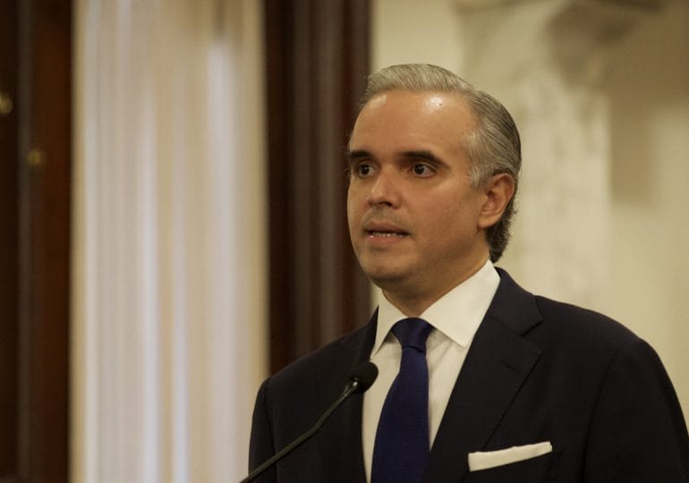 Ministro de Educación apoya acuerdo por la excelencia educativa y prioriza contratación de docentes evaluados 5 Ministro Luis Miguel De Camps respalda pacto por mejor educación y prioriza nombramiento de maestros que aprobaron concursos.