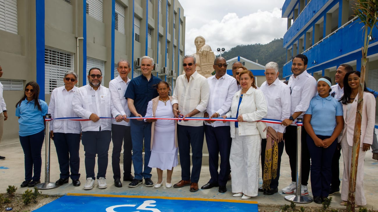 Presidente Abinader inaugura Liceo Experimental y subcentro de la UASD, que beneficiará 1,235 estudiantes; entrega asfaltado de más de 8.6 kilómetros de calles, en Constanza 5
