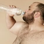 ¿Beber agua en exceso puede provocar obesidad? 3 ¿El agua engorda? Descubre la verdad detrás de este mito y cómo afecta realmente al peso corporal.