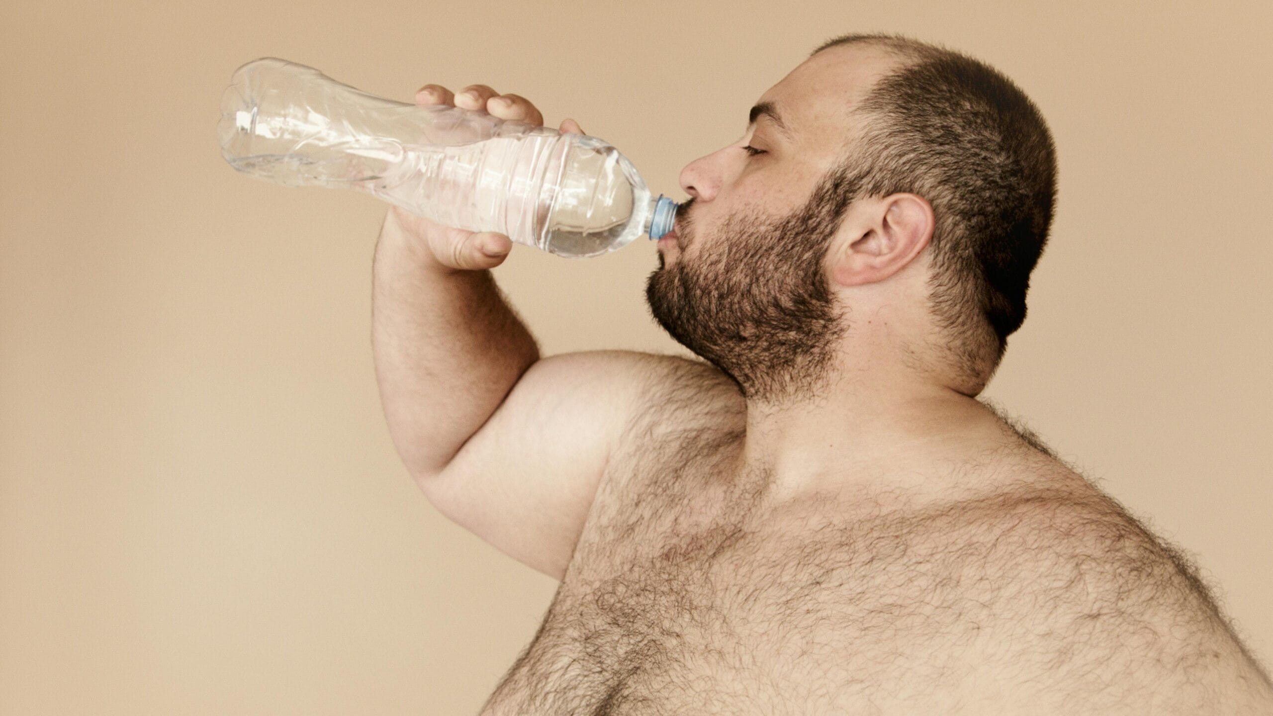 ¿Beber agua en exceso puede provocar obesidad? 5 ¿El agua engorda? Descubre la verdad detrás de este mito y cómo afecta realmente al peso corporal.