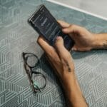 Los chatbots de IA no generan dependencia, según estudio internacional 6 Investigación revela que no hay evidencia científica que respalde la adicción a chatbots de IA como ChatGPT, desmintiendo mitos alarmistas.