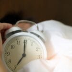 Una breve siesta podría desencadenar tus momentos de inspiración, según estudio 6 Un estudio revela que dormir una siesta corta, especialmente en fase N2, aumenta las probabilidades de tener un momento "eureka".