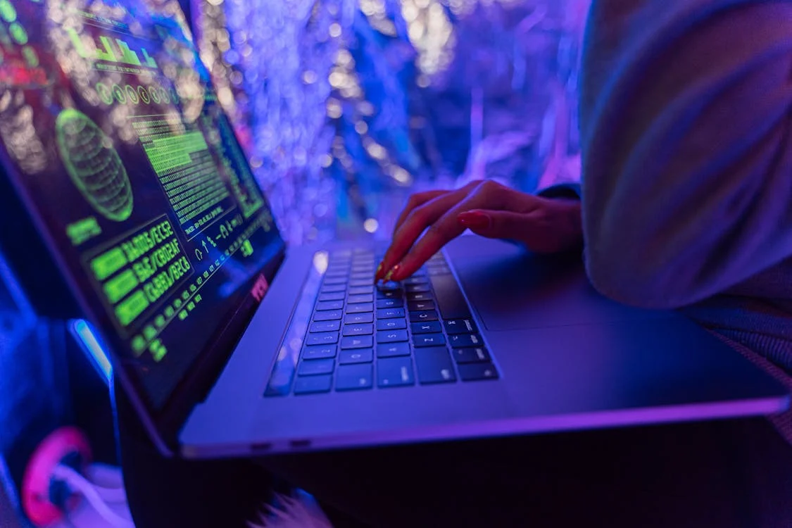 ¡Alerta bancaria! Así actúan los estafadores para robarte tus datos 5 Los bancos nunca piden claves o tokens por teléfono. La ABA revela cómo protegerte de los fraudes cibernéticos.