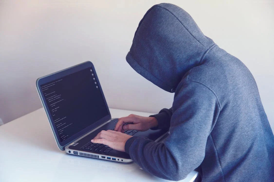 Claves para Evitar Estafas Digitales y Proteger tus Datos Financieros 5 Conoce las medidas esenciales para proteger tu información bancaria y evitar fraudes en línea. Mantente seguro en el entorno digital.