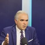 Ministro De Camps presenta estrategia para reforzar la educación preuniversitaria 6 El ministro de Educación presentó una hoja de ruta 2025-2028 con cinco ejes clave para mejorar el sistema educativo dominicano.