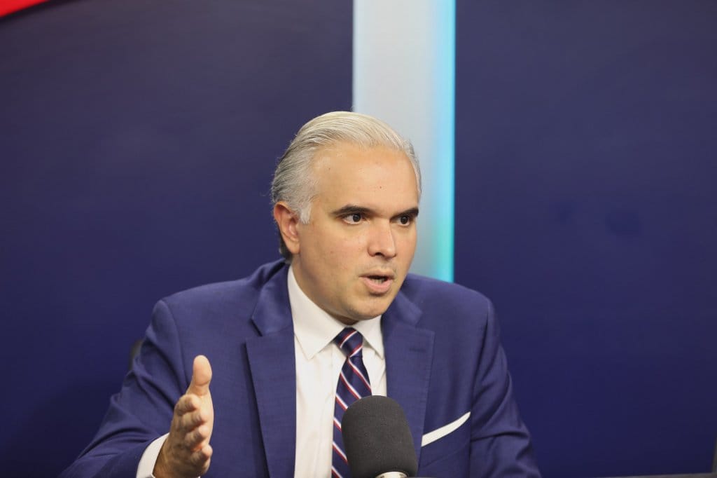 Ministro De Camps presenta estrategia para reforzar la educación preuniversitaria 5 El ministro de Educación presentó una hoja de ruta 2025-2028 con cinco ejes clave para mejorar el sistema educativo dominicano.