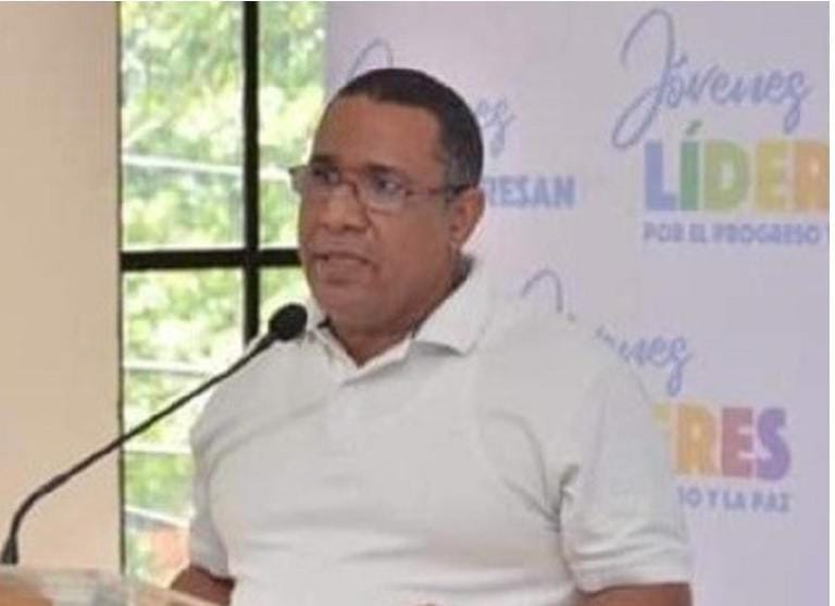 Reparación de la memoria histórica en Santo Domingo: Descolonización del espacio público y reivindicación de héroes nacionales 5 Iniciativa para reivindicar héroes dominicanos como Caamaño, las Hermanas Mirabal y Maximiliano Gómez, reemplazando nombres coloniales en calles de Santo Domingo. Propuesta de pedagogía histórica y memoria activa.