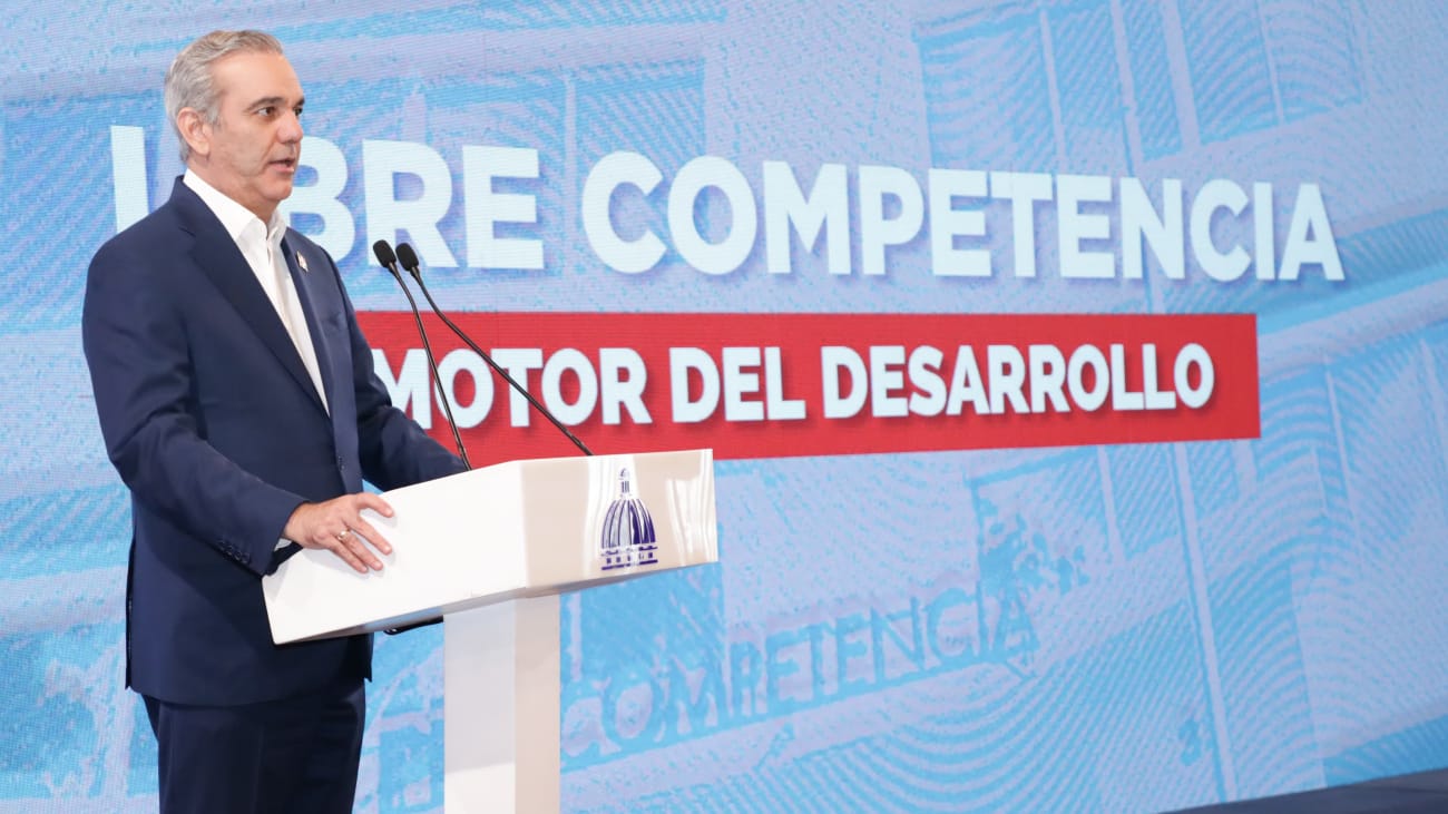 Presidente Abinader presenta avances históricos en libre competencia y destaca liderazgo regional de la República Dominicana 5 El presidente Luis Abinader destaca los logros históricos de la República Dominicana en libre competencia, incluyendo la primera Política Nacional de Competencia de América Latina, sanciones anticompetitivas y liderazgo internacional en transparencia económica.