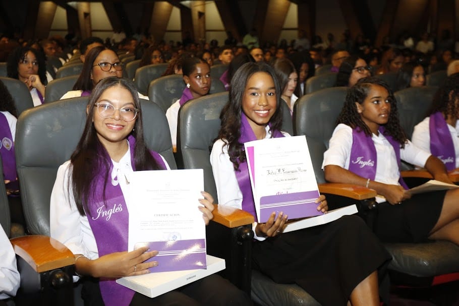 UASD gradúa 643 estudiantes en los idiomas inglés, francés, italiano, creole, portugués, español y alemán 6