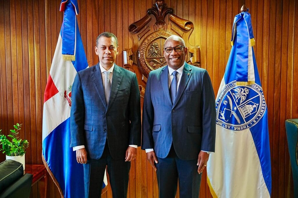 Rector Beltrán e INDOTEL anuncian alianza histórica para reducir brecha digital en la universidad pública 7 Rector Beltrán e INDOTEL anuncian alianza histórica para reducir brecha digital en la universidad pública