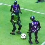China marca un hito con el primer campeonato de fútbol jugado por robots humanoides con IA 12 Pekín albergó un innovador partido de fútbol entre robots autónomos, marcando un hito en el desarrollo de la IA y la robótica.
