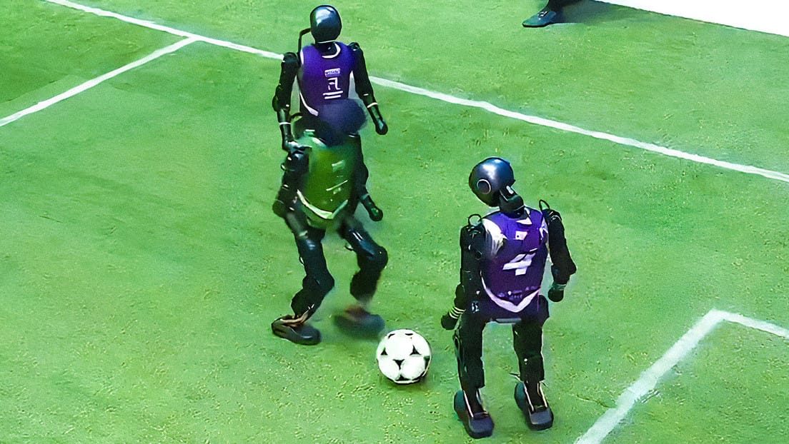 China marca un hito con el primer campeonato de fútbol jugado por robots humanoides con IA 5 Pekín albergó un innovador partido de fútbol entre robots autónomos, marcando un hito en el desarrollo de la IA y la robótica.