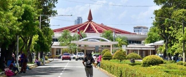 UASD condena incursión de militares a la sede central de la Academia 5 La UASD condena la incursión de militares en su sede central, denunciando violación al fuero universitario y represión por su oposición a proyectos mineros. Entérate de los detalles.