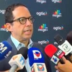 Ministro Freund: “El 100 % de las instituciones estarán integradas en esquema de horario escalonado para el próximo lunes” 6 El ministro Sigmund Freund asegura que el 100% de las instituciones públicas adoptarán el horario escalonado para reducir la congestión en el Gran Santo Domingo. Conoce los detalles y cifras clave de esta medida.