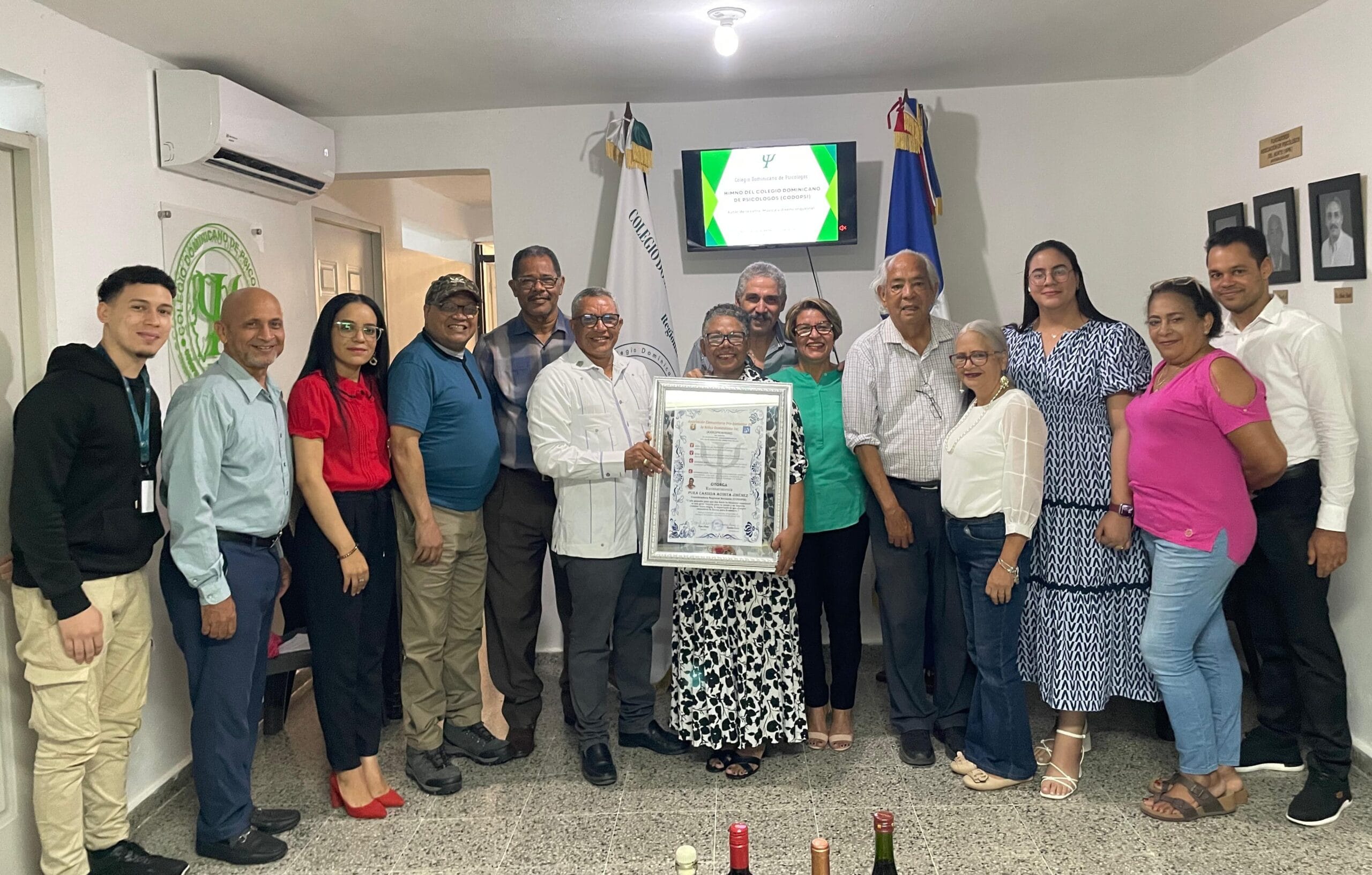 CODOPSI celebra encuentro educativo y reconoce pioneros de la psicología en el Cibao 5 CODOPSI celebra un encuentro educativo en Santiago, RD, abordando desafíos de salud mental y honrando a pioneros de la psicología en el Cibao. Conoce los detalles del evento, reconocimientos y temas clave como prevención del suicidio y manejo de emociones.