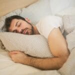 Neurólogos alertan sobre riesgos del ruido blanco al dormir 6 Especialistas advierten que el uso excesivo de ruido blanco antes de dormir podría afectar la salud cerebral. Conoce las recomendaciones.