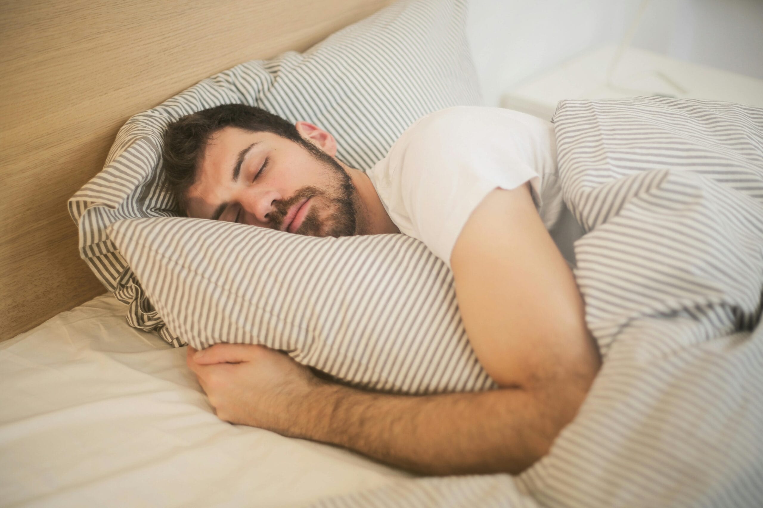 Neurólogos alertan sobre riesgos del ruido blanco al dormir 5 Especialistas advierten que el uso excesivo de ruido blanco antes de dormir podría afectar la salud cerebral. Conoce las recomendaciones.