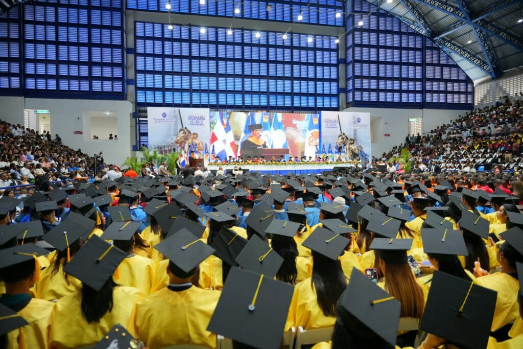 UASD gradúa a 1,577 profesionales en La Romana durante acto solemne de la región Este, en el marco del 162 aniversario de la Restauración 12 UASD gradúa a 1,577 profesionales en La Romana durante acto solemne de la región Este, en el marco del 162 aniversario de la Restauración