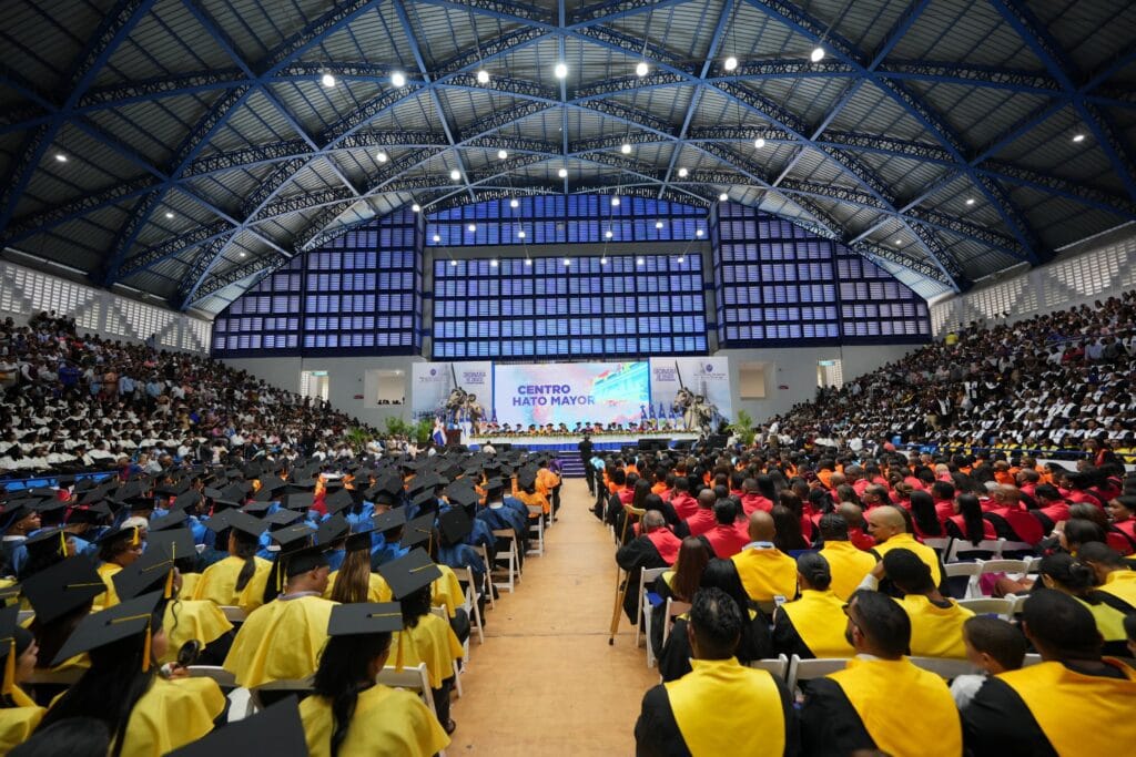 UASD gradúa a 1,577 profesionales en La Romana durante acto solemne de la región Este, en el marco del 162 aniversario de la Restauración 11 UASD gradúa a 1,577 profesionales en La Romana durante acto solemne de la región Este, en el marco del 162 aniversario de la Restauración