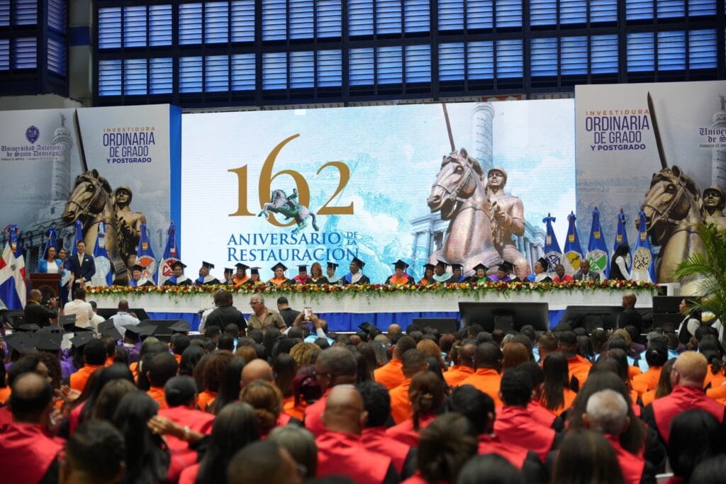 UASD gradúa a 1,577 profesionales en La Romana durante acto solemne de la región Este, en el marco del 162 aniversario de la Restauración 10 UASD gradúa a 1,577 profesionales en La Romana durante acto solemne de la región Este, en el marco del 162 aniversario de la Restauración