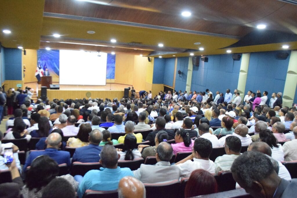 Leonel Fernández ofrece conferencia magistral sobre Educación Superior e Inteligencia Artificial en la UASD Recinto Santiago