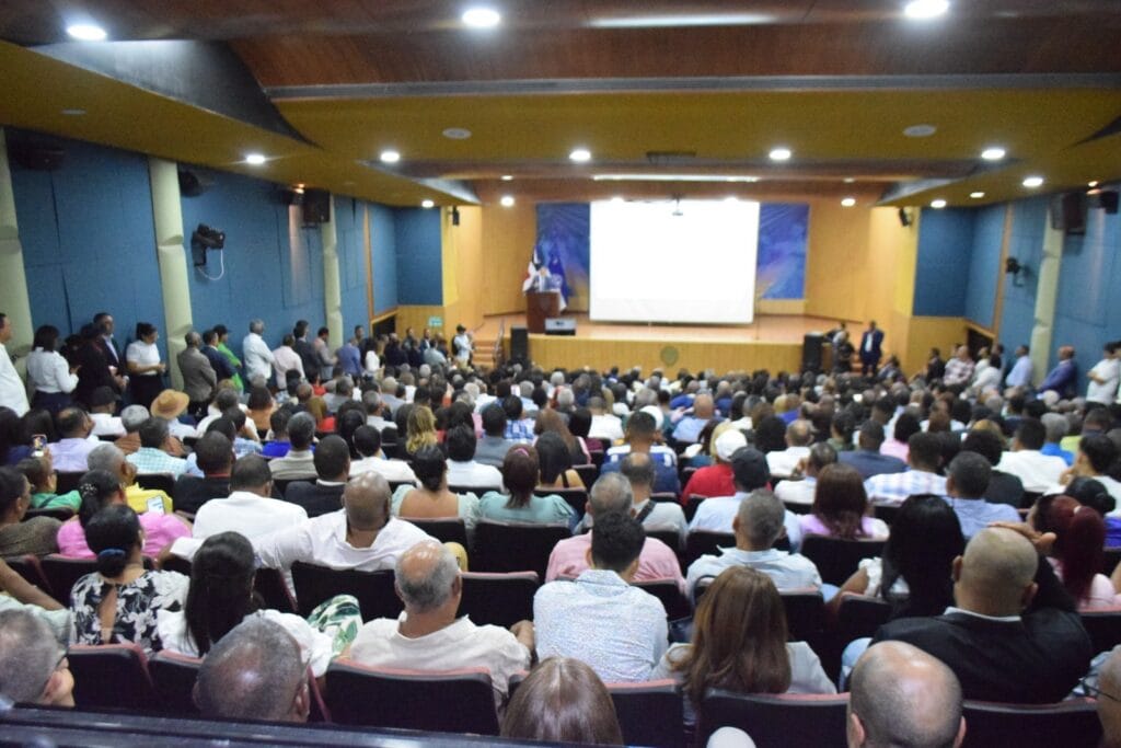 Leonel Fernández ofrece conferencia magistral sobre Educación Superior e Inteligencia Artificial en la UASD Recinto Santiago