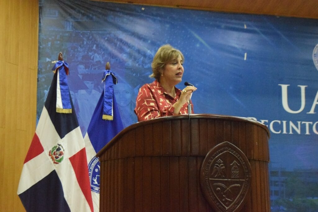 Leonel Fernández ofrece conferencia magistral sobre Educación Superior e Inteligencia Artificial en la UASD Recinto Santiago
