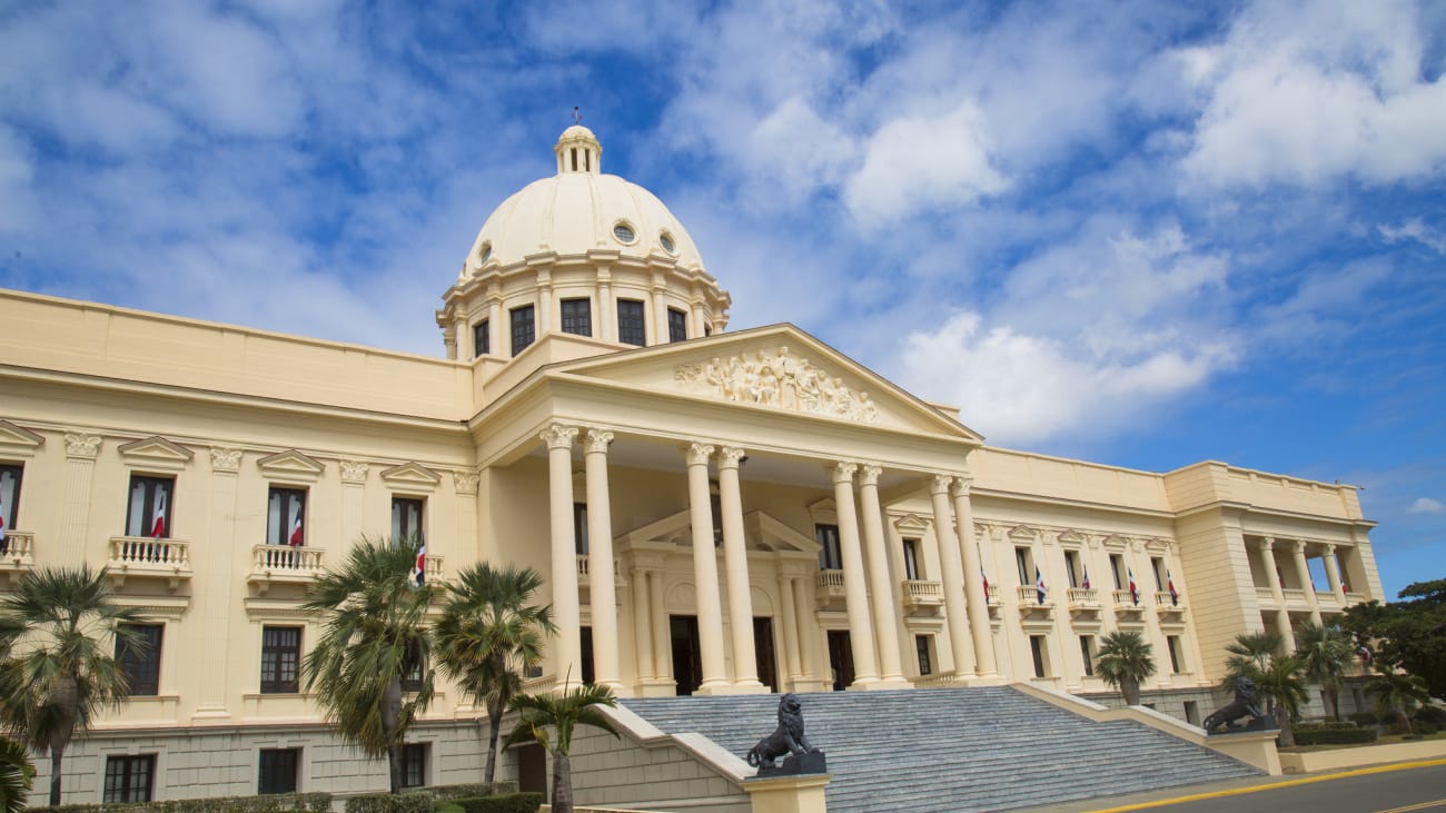 Presidente Abinader promulga el nuevo Código Penal, con avances para la justicia y la seguridad en la República Dominicana 5 Una ley que endurece las penas, persigue con rigor la criminalidad organizada y responde a los nuevos delitos que amenazan la convivencia social y la seguridad de todos