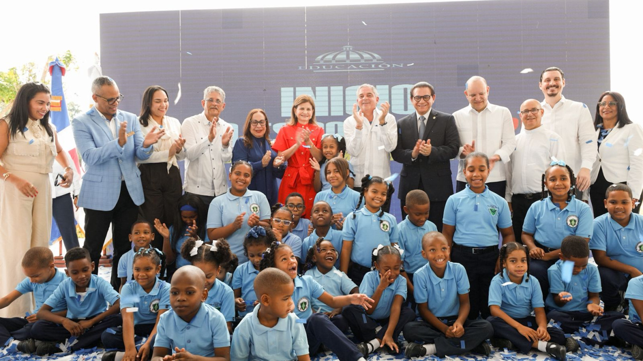 La vicepresidenta Raquel Peña inaugura el año escolar 2025-2026 en Santiago. Anuncia la expansión del transporte estudiantil TRAE con 181 nuevas rutas para beneficiar a 148,000 estudiantes. Conoce los detalles de la inversión en infraestructura y el compromiso del gobierno con la educación.