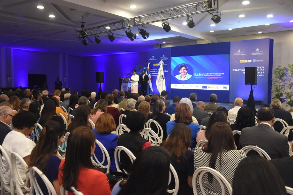 Mescyt presenta normativa nacional para prácticas y pasantías profesionales en universidades
