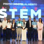 500 estudiantes reciben becas del Indotel, en premiación STEM 10 El Indotel otorgó 500 becas STEM a estudiantes de escuelas públicas en comunidades vulnerables de RD, en colaboración con el Banco Mundial y Coursera, para impulsar la inclusión digital y el desarrollo de habilidades tecnológicas clave.